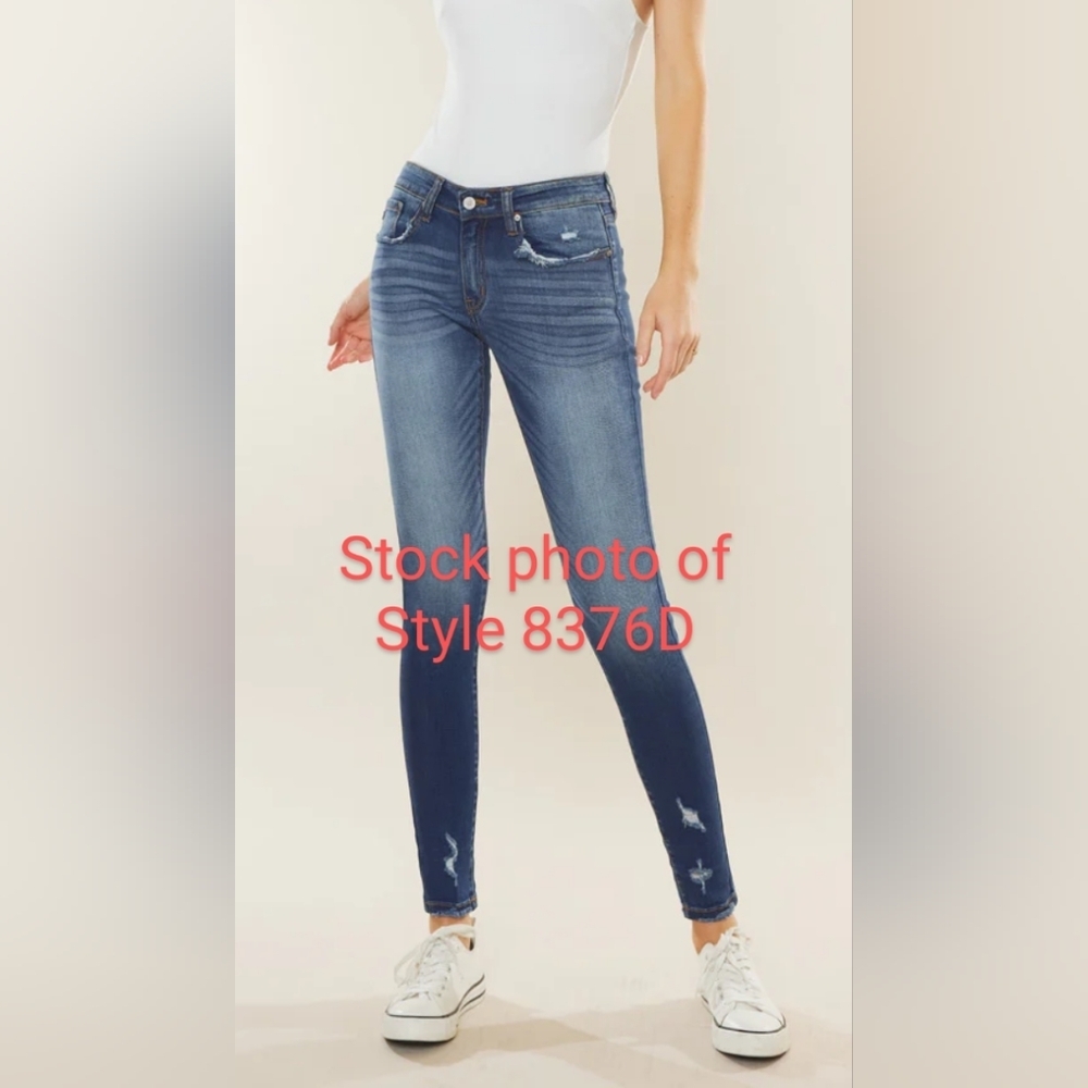5/$25. NWOT  KanCan Scarlett Mid Rise Skinny